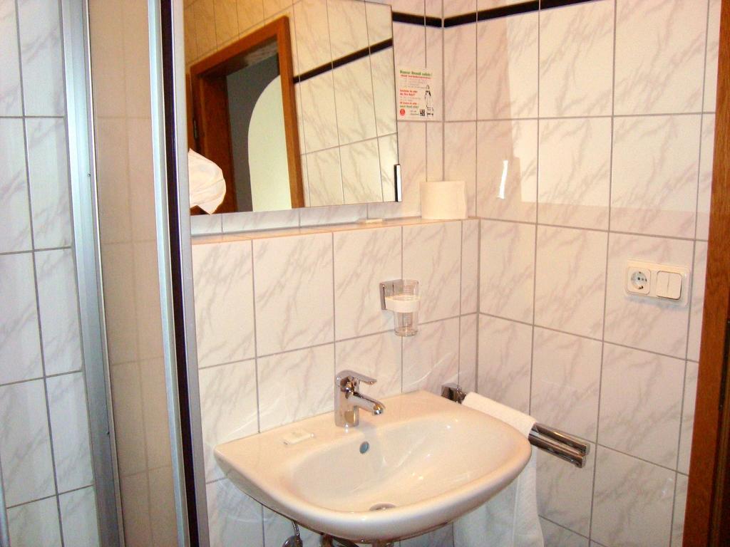 Hotel-Restaurant Handelshof Dortmund Room photo